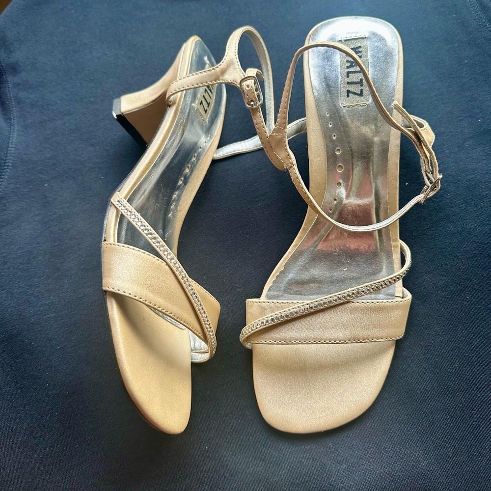 Waltz Oyster Sparkling crystal decorated Sandals 8.5